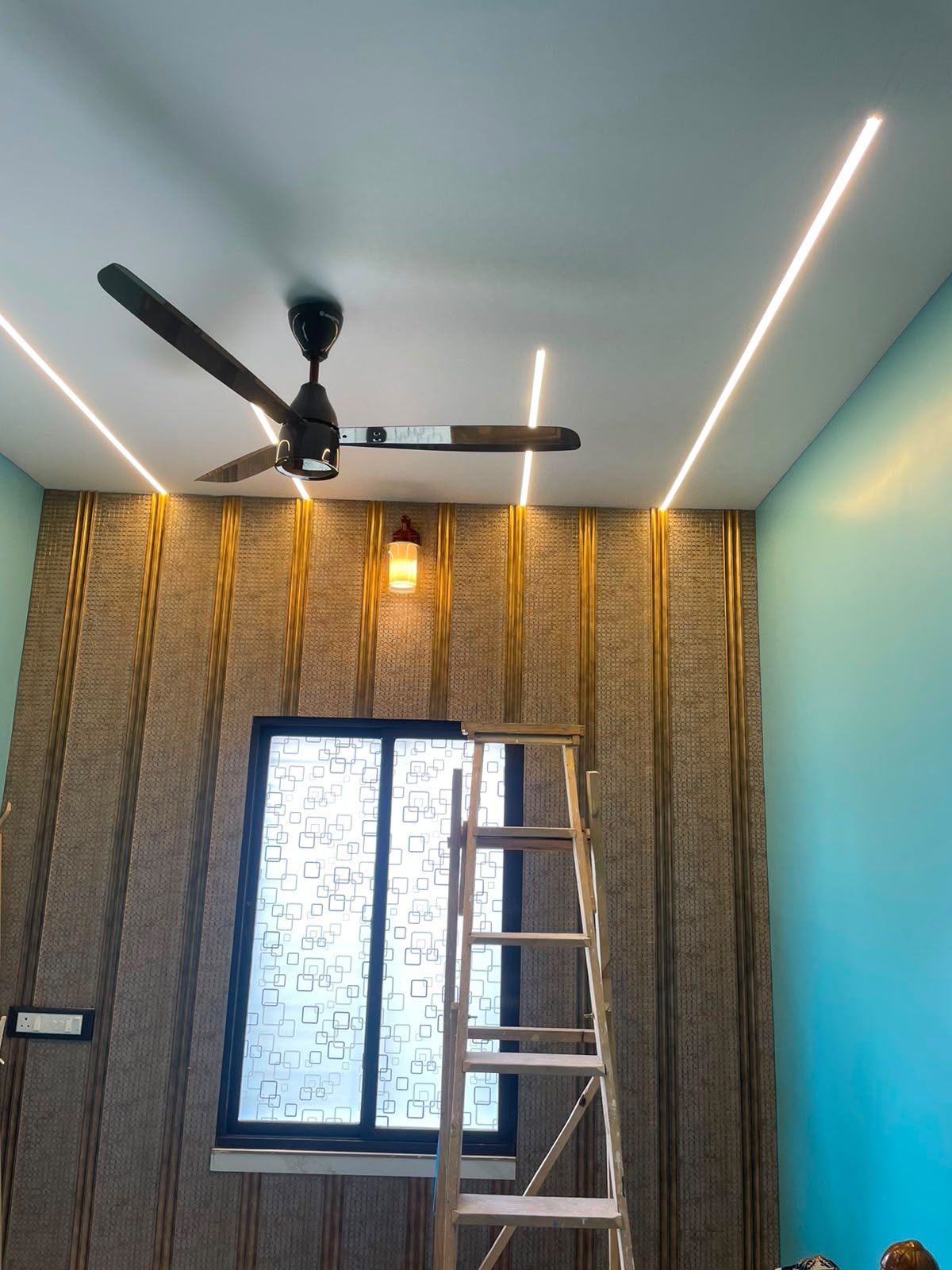 Modern false ceiling with profile lights and ceiling fan